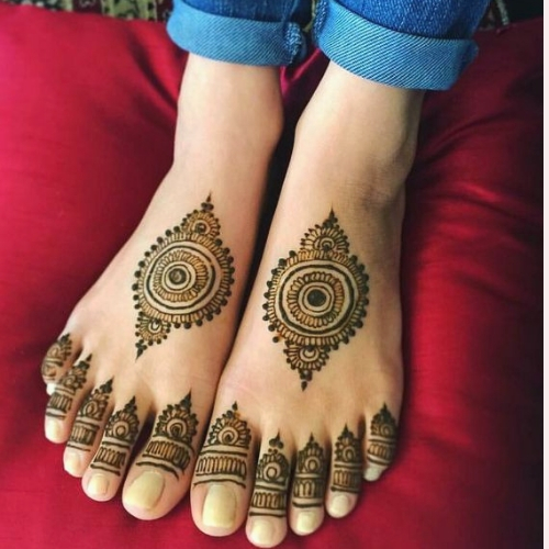 Plain foot mehndi designs